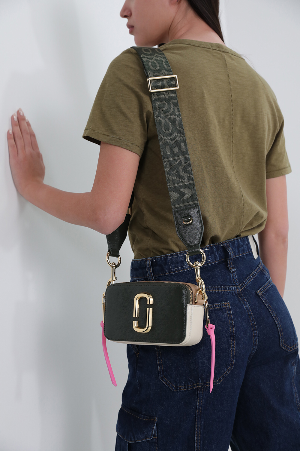 תמונת כל הלוק של תיק סנפשוט MARC JACOBS